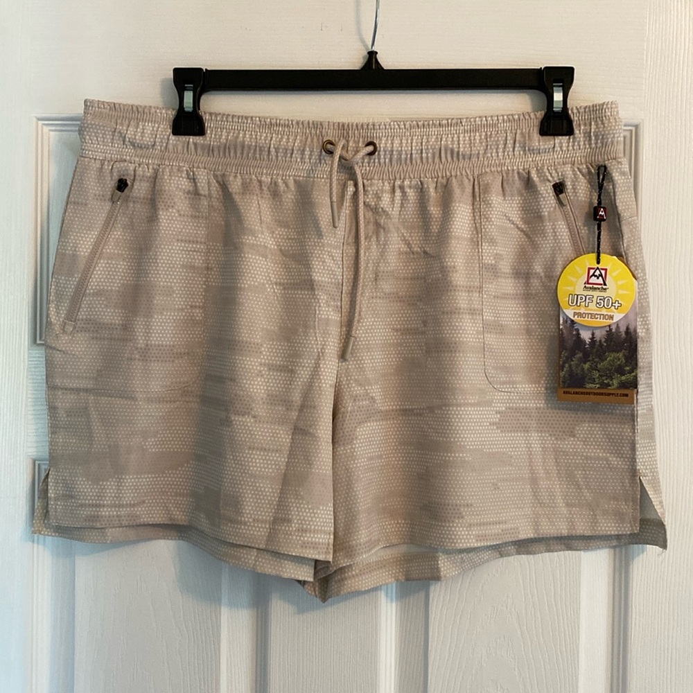 52. Avalanche Women’s Shorts XL NWT tan